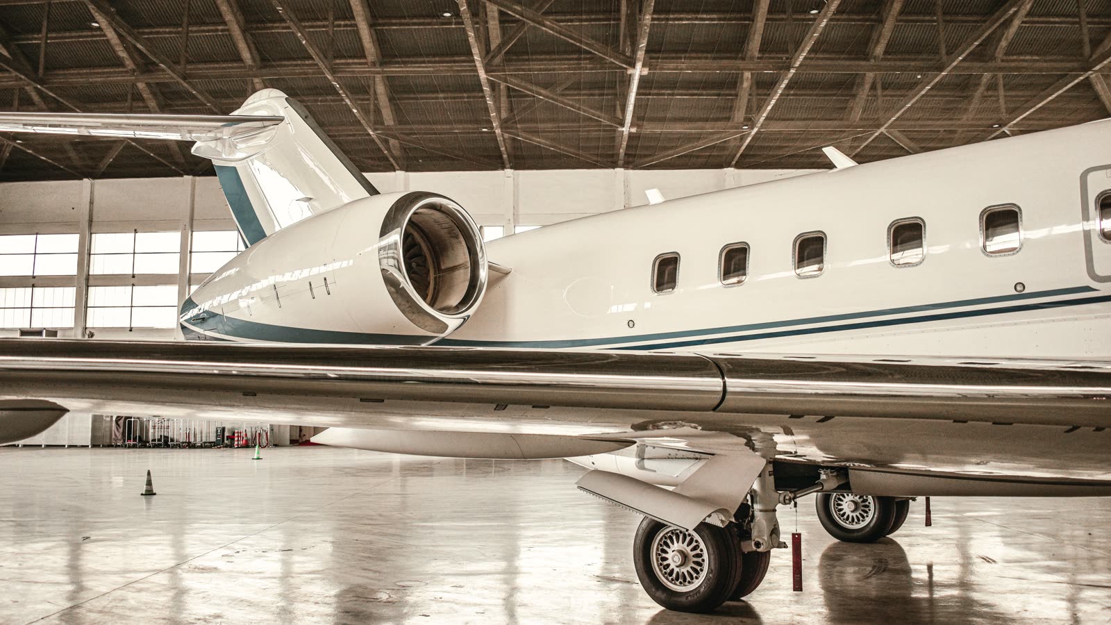 Detalle de la góndola del motor de un jet ejecutivo en hangar