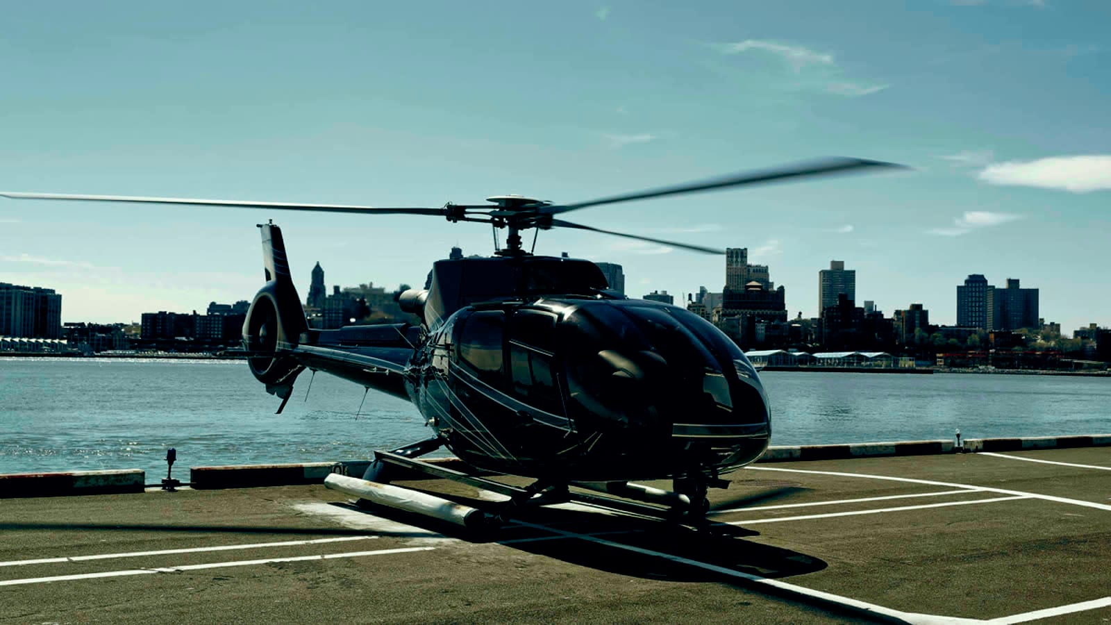 Helicóptero ejecutivo posado en un helipuerto urbano