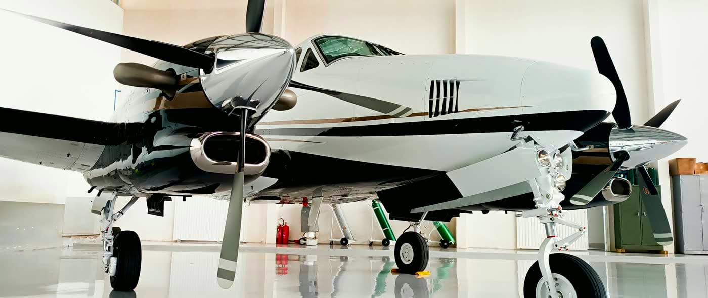 Hangar de aviación privada en penumbra