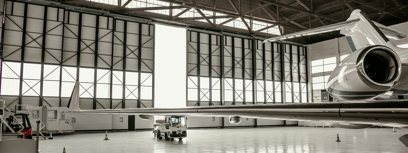 Terminal de aviación privada con aeronaves estacionadas