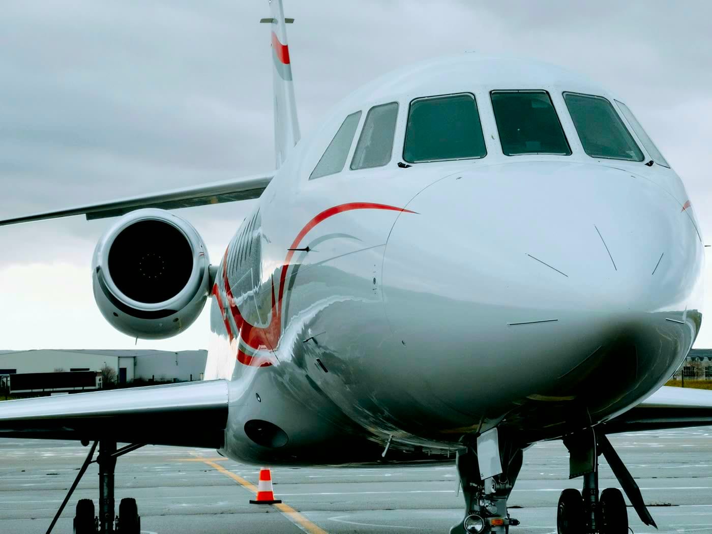 Aeronave ejecutiva en pista