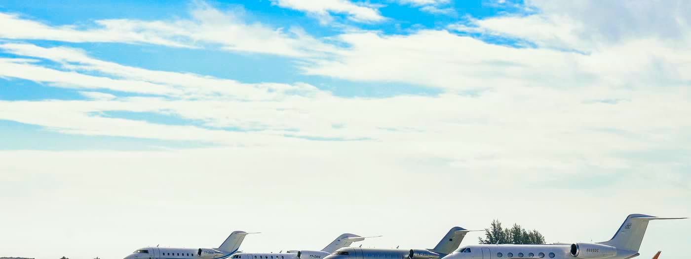 Fila de jets ejecutivos en plataforma
