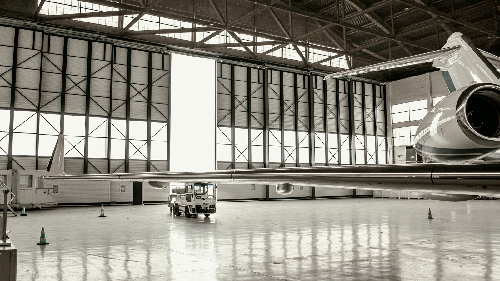 Puerta abierta de un jet ejecutivo
